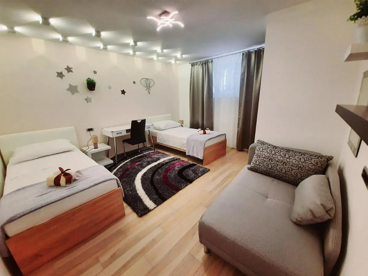 Split Symphony Garden: Modern, New Apartment