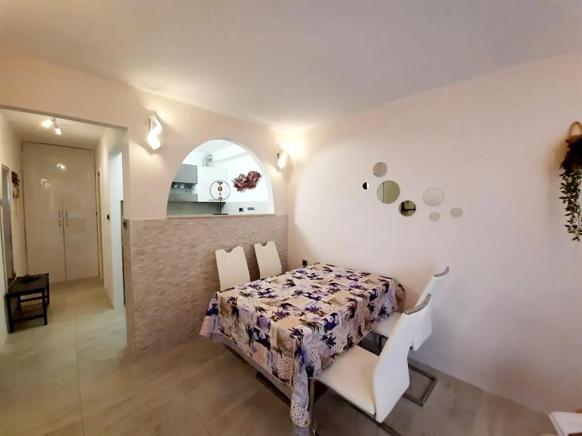 Split Symphony Garden: Modern, New Apartment Kroatien