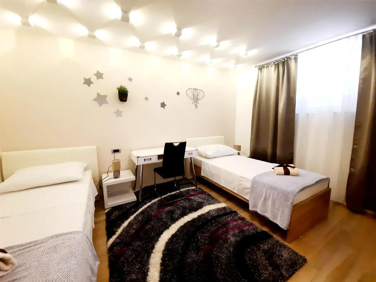 Split Symphony Garden: Modern, New Apartment