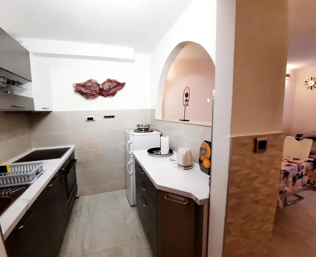 Split Symphony Garden: Modern, New Apartment Kroatien