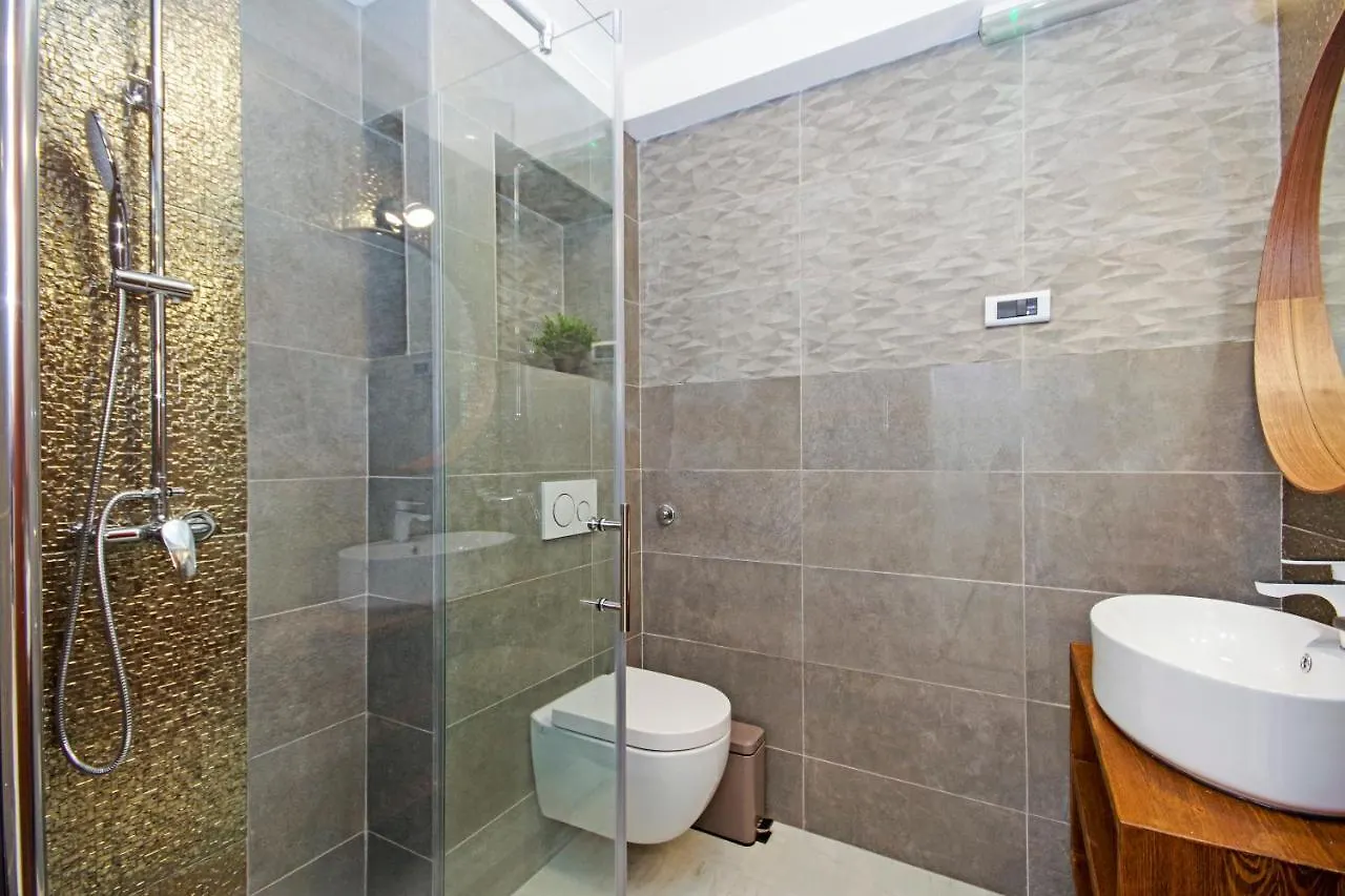 Split Symphony Garden: Modern, New Apartment
