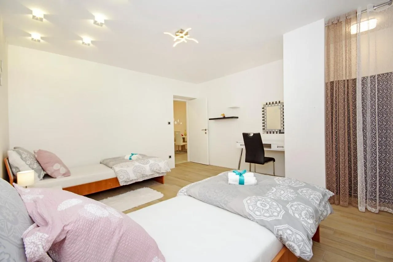 Split Symphony Garden: Modern, New Apartment