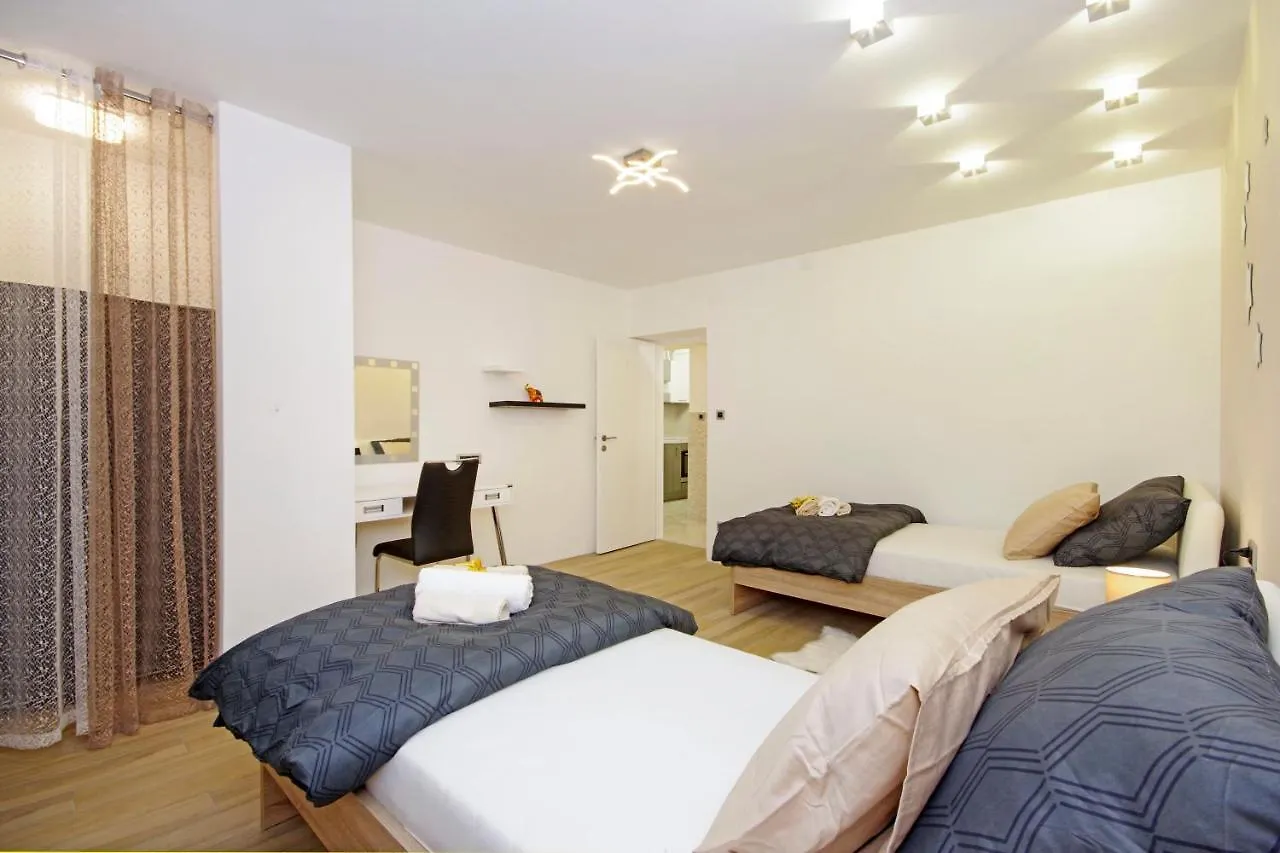Split Symphony Garden: Modern, New Apartment Kroatien
