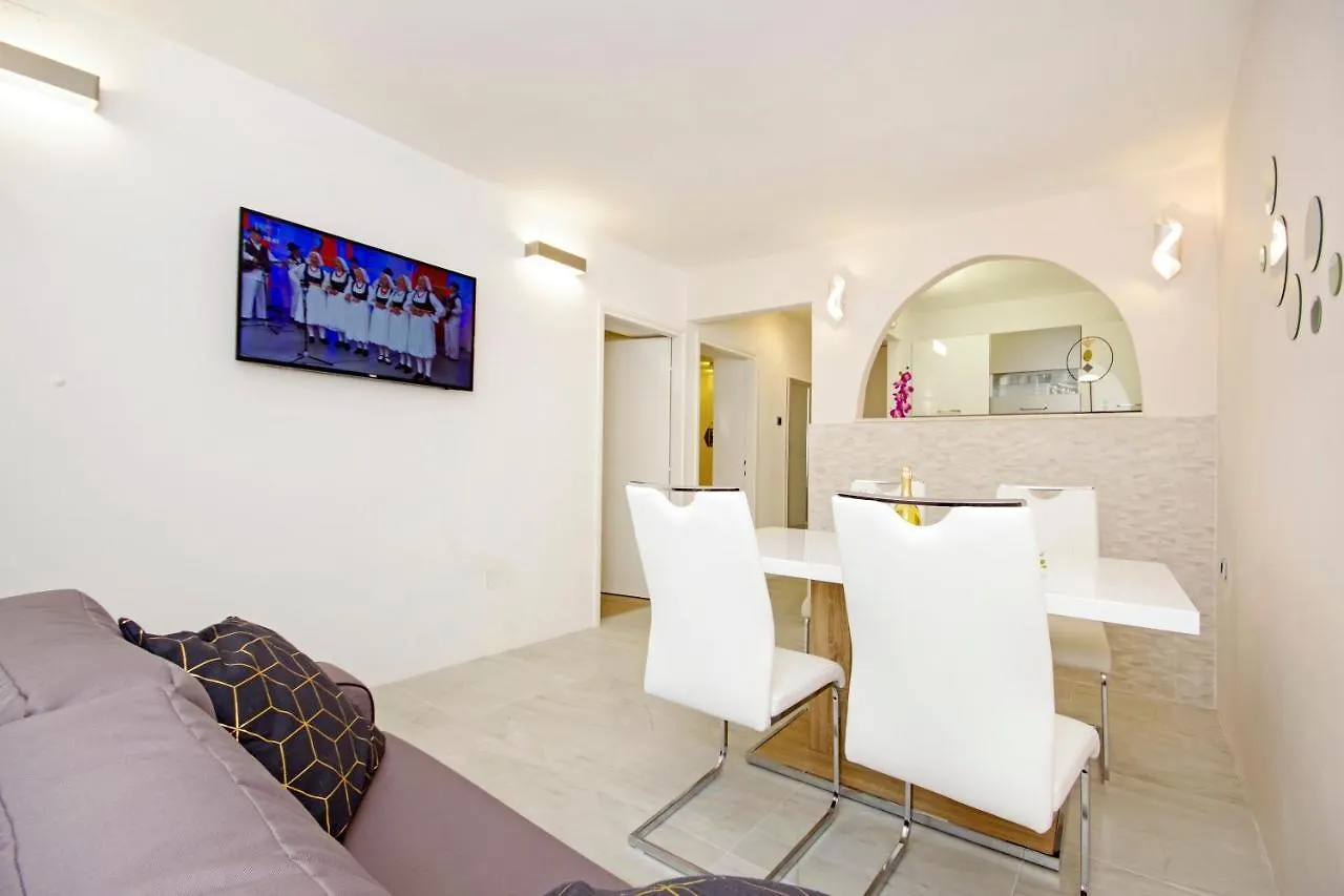 Split Symphony Garden: Modern, New Apartment